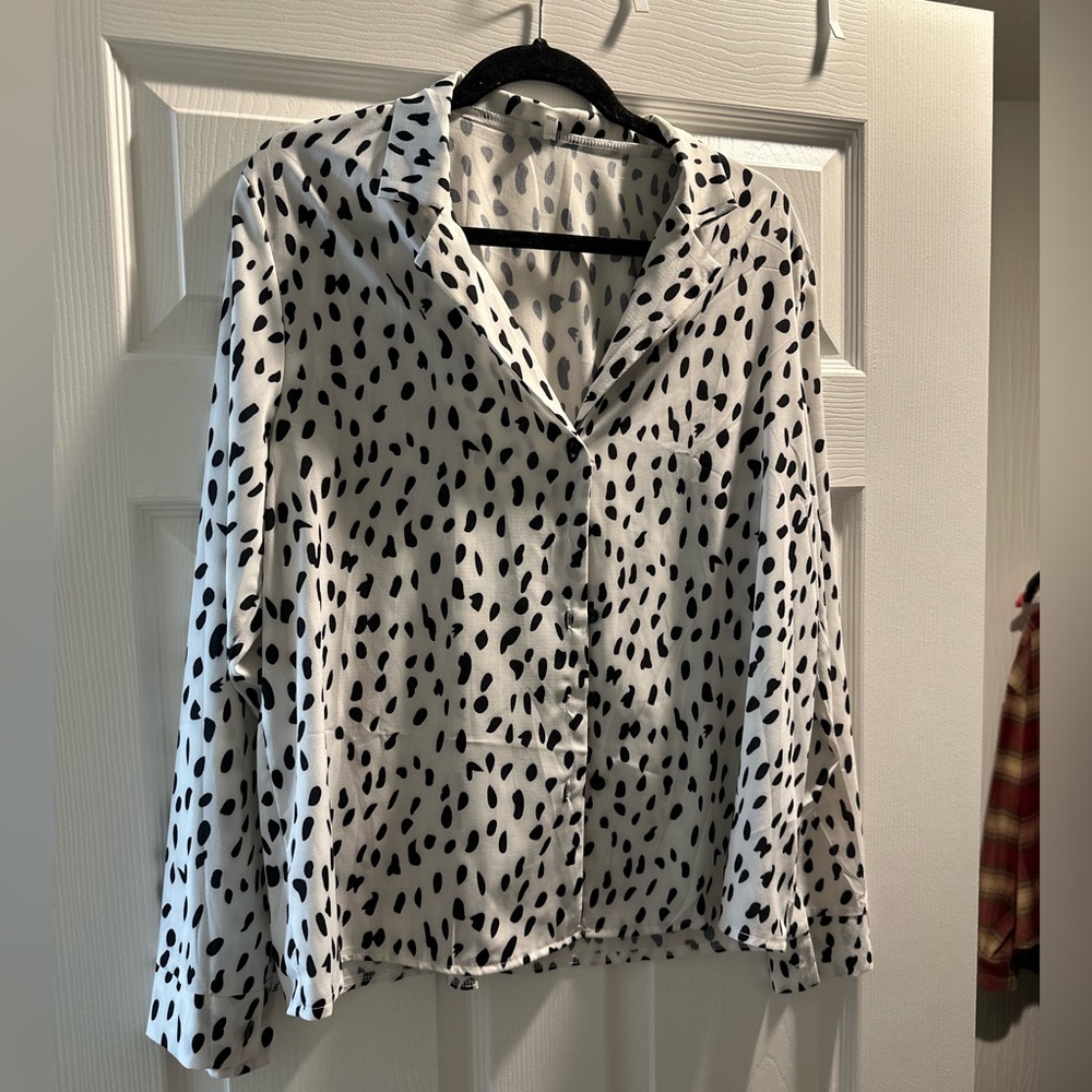 SPOTTED BUTTON UP